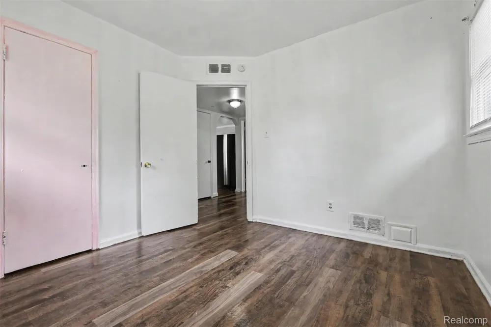 28632 Parkwood Street Inkster City, MI 48141