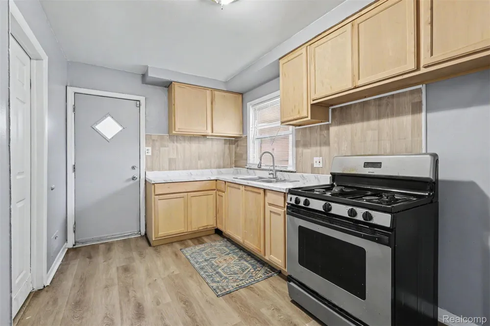 28632 Parkwood Street Inkster City, MI 48141