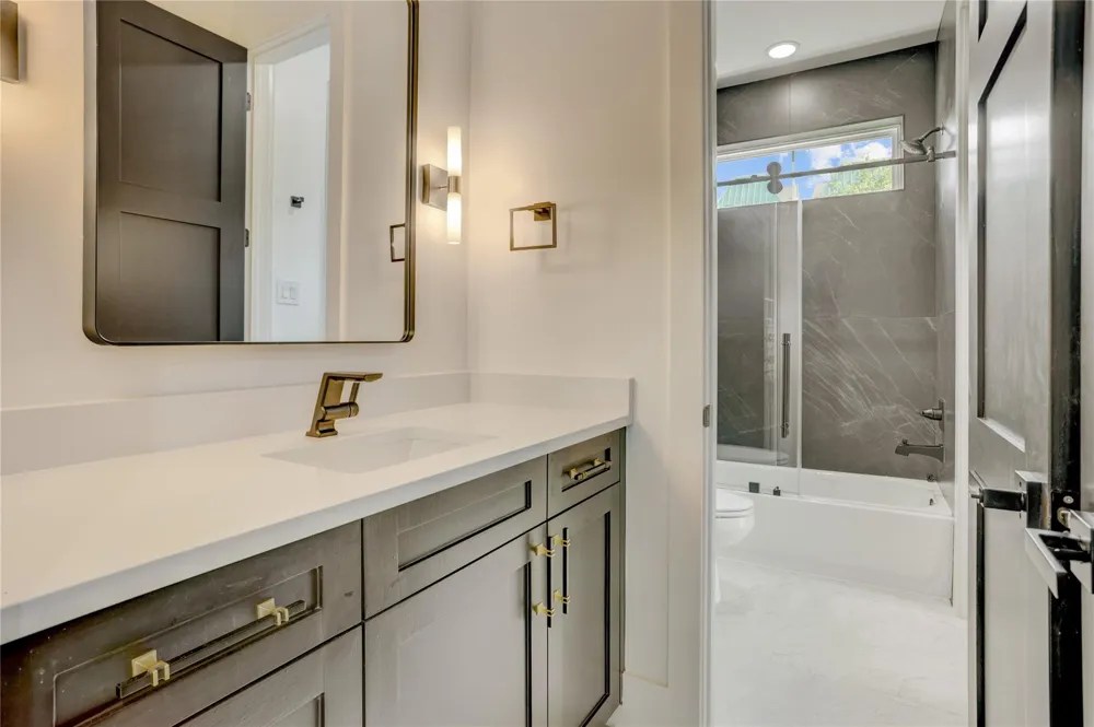 1907 Lauderdale Street Houston, TX 77030