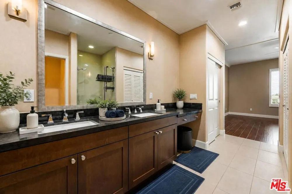 311 S Gramercy Place #602 Los Angeles, CA 90020