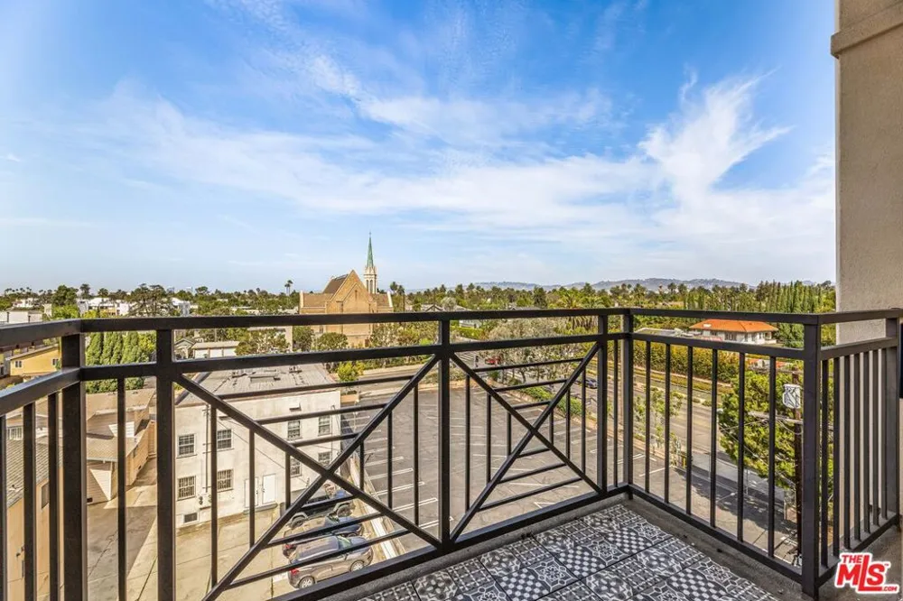 311 S Gramercy Place #602 Los Angeles, CA 90020