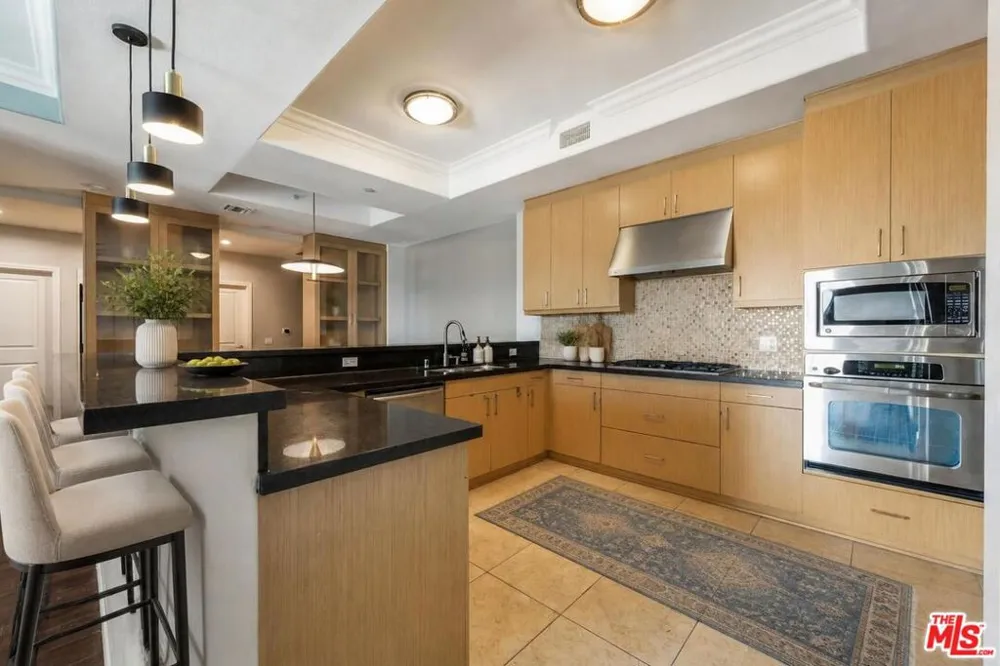 311 S Gramercy Place #602 Los Angeles, CA 90020