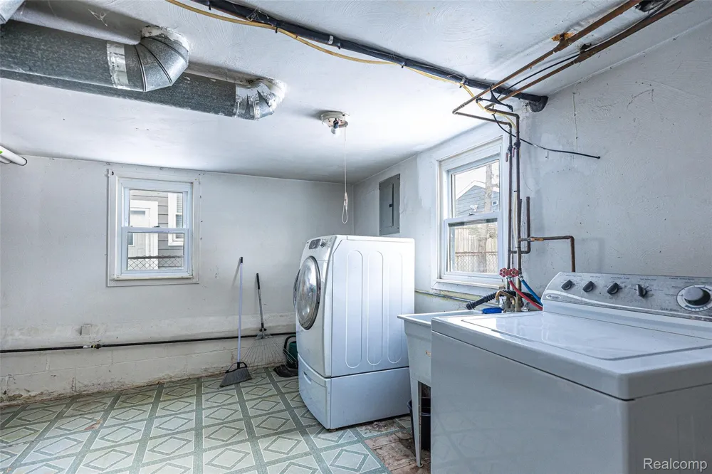 27710 Larchmont Street St Clair Shores City, MI 48081