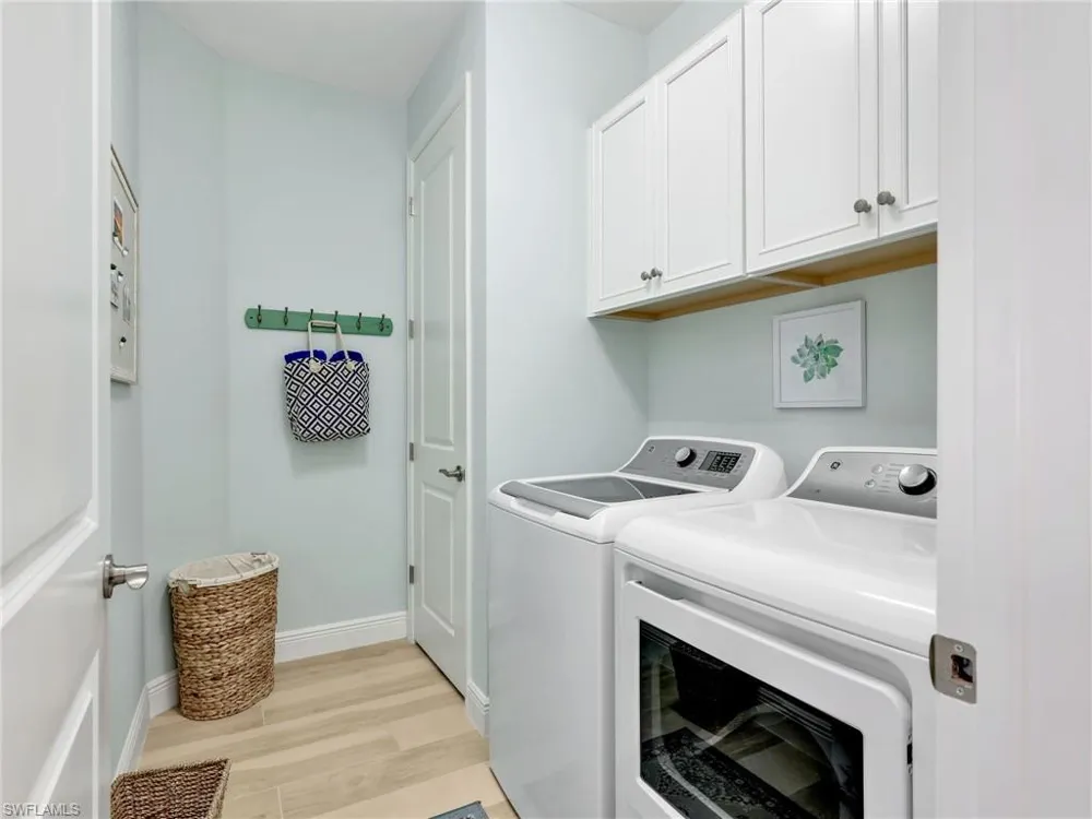 2543 Seychelles Drive #605 Naples, FL 34112