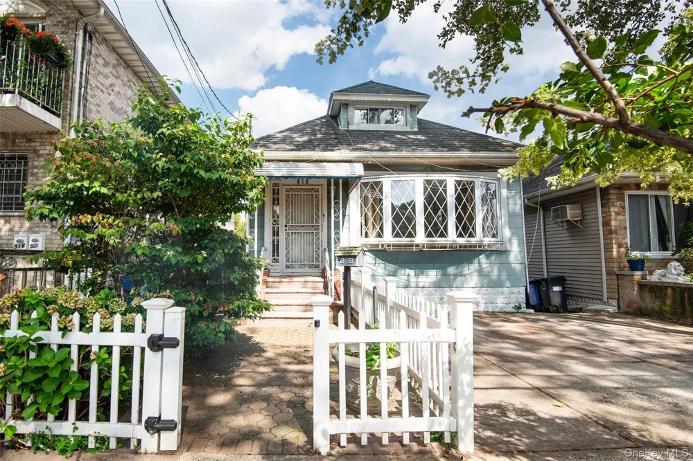 916 Hollywood Avenue Bronx, NY 10465