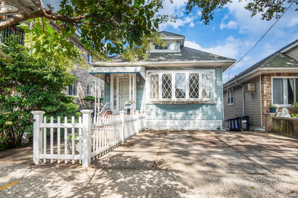 916 Hollywood Avenue Bronx, NY 10465