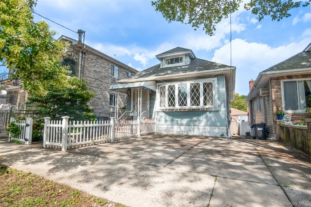 916 Hollywood Avenue Bronx, NY 10465