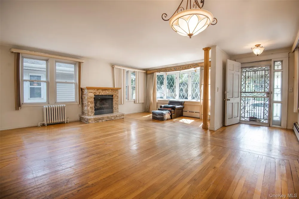 916 Hollywood Avenue Bronx, NY 10465