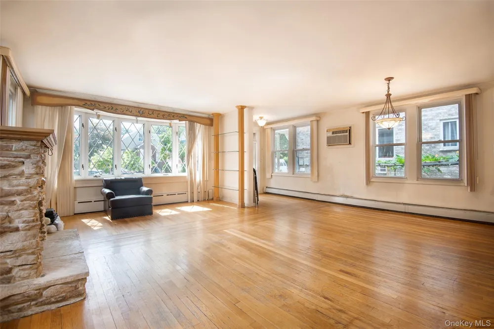 916 Hollywood Avenue Bronx, NY 10465
