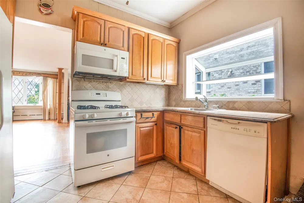 916 Hollywood Avenue Bronx, NY 10465