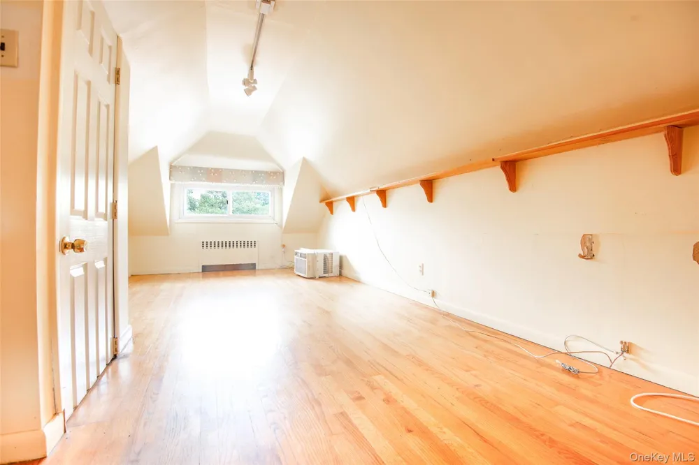916 Hollywood Avenue Bronx, NY 10465