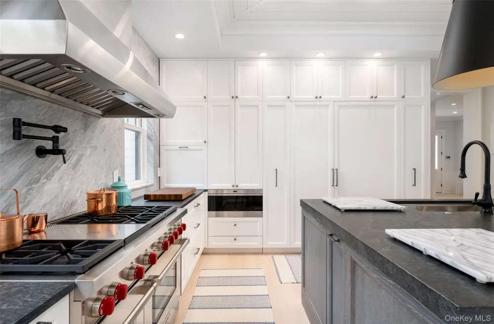 65 Middle Pond Road Southampton, NY 11968