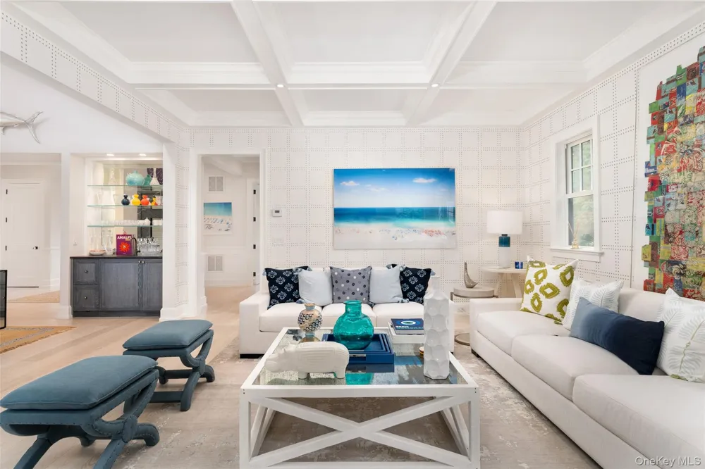 65 Middle Pond Road Southampton, NY 11968