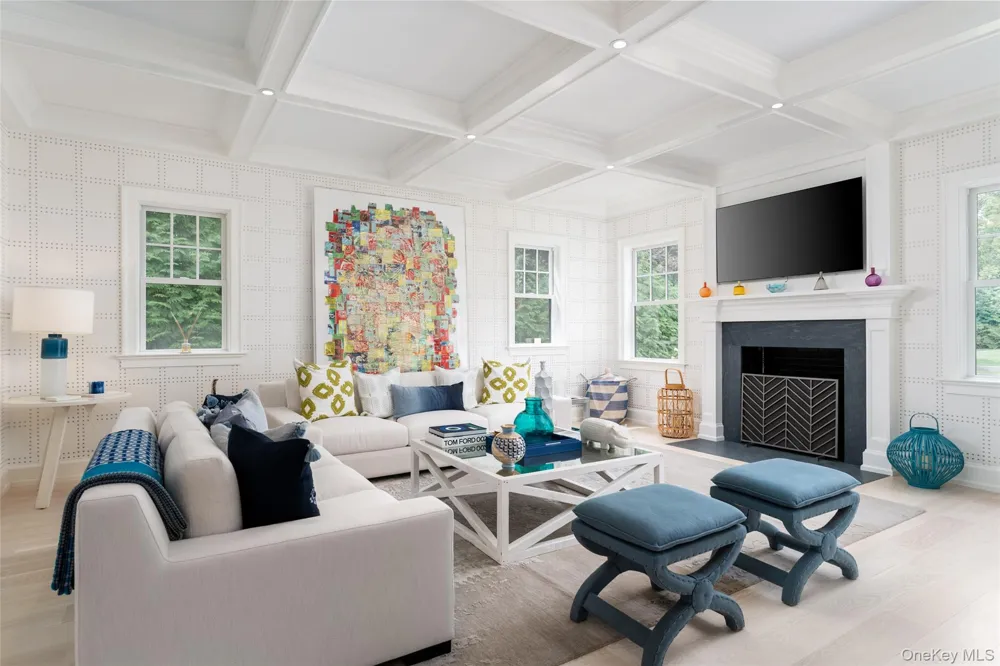 65 Middle Pond Road Southampton, NY 11968