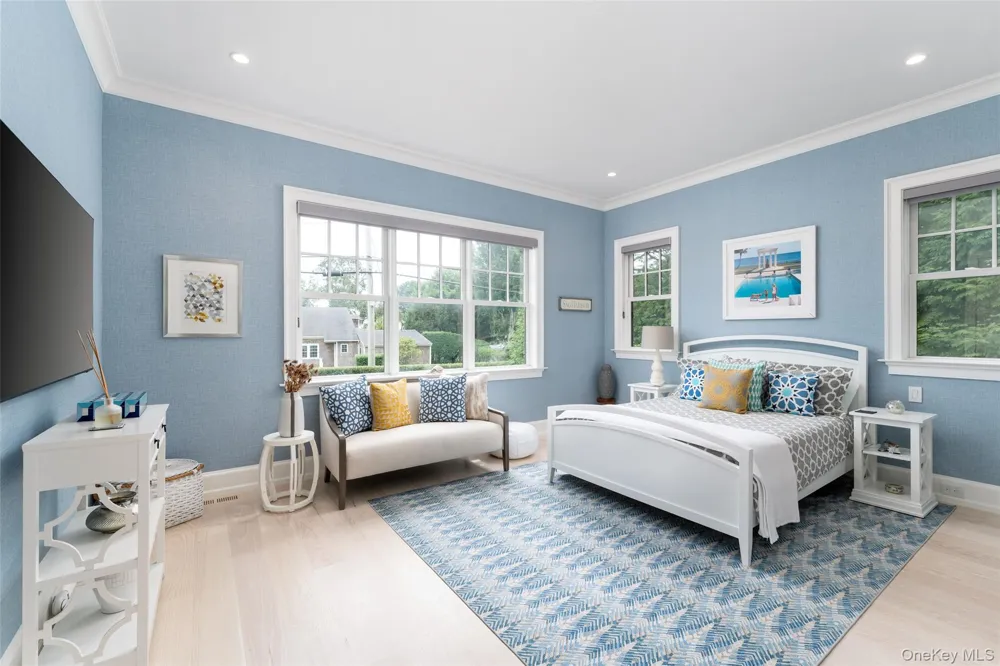 65 Middle Pond Road Southampton, NY 11968