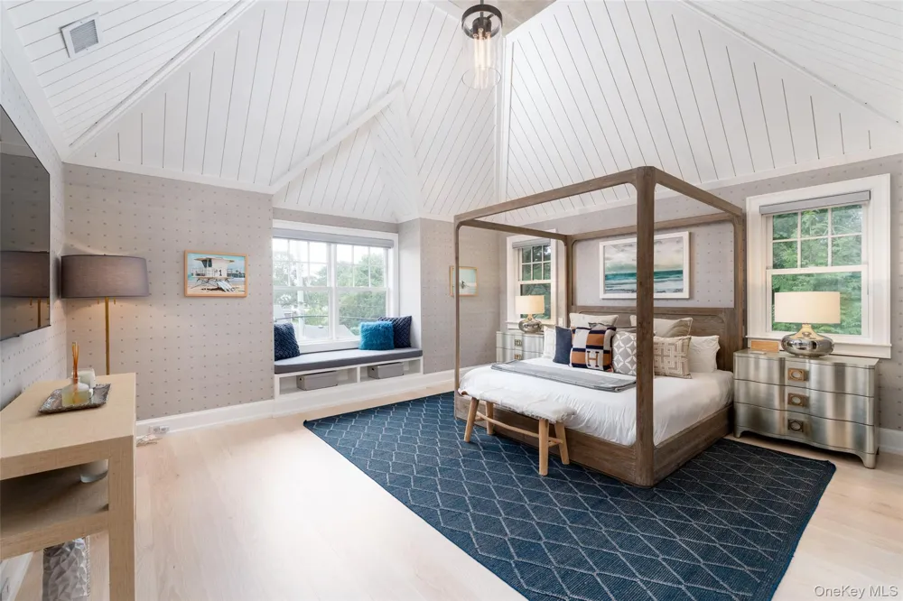 65 Middle Pond Road Southampton, NY 11968