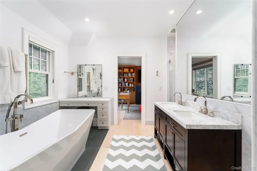 65 Middle Pond Road Southampton, NY 11968