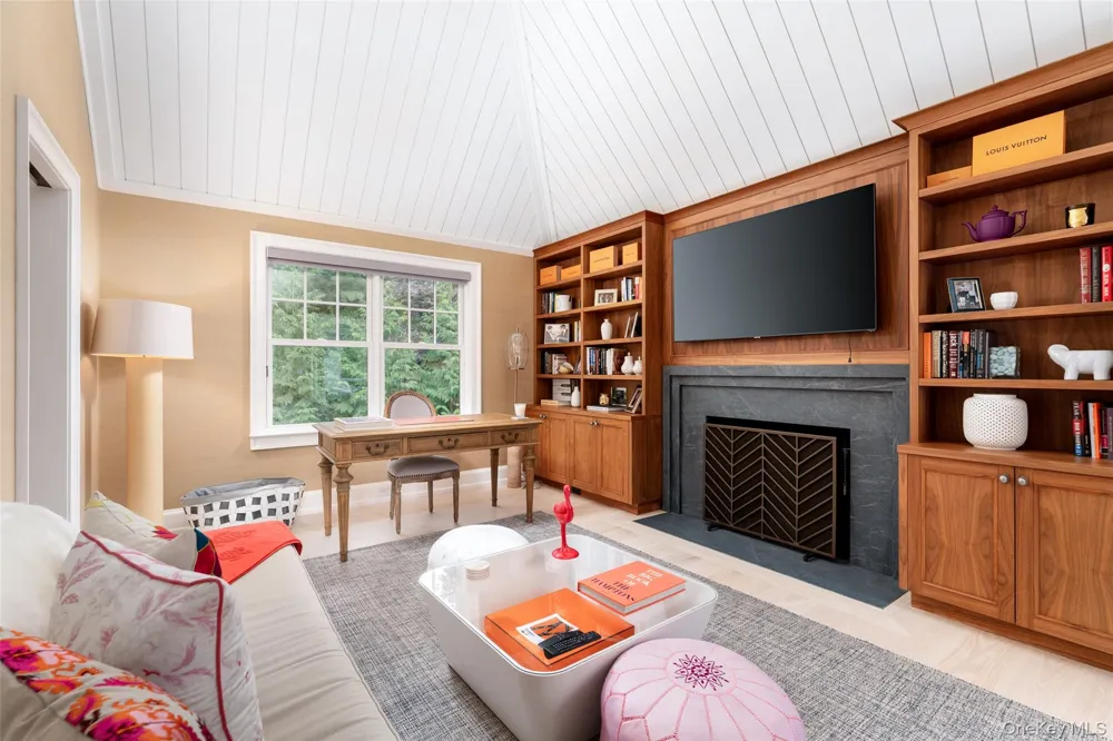 65 Middle Pond Road Southampton, NY 11968