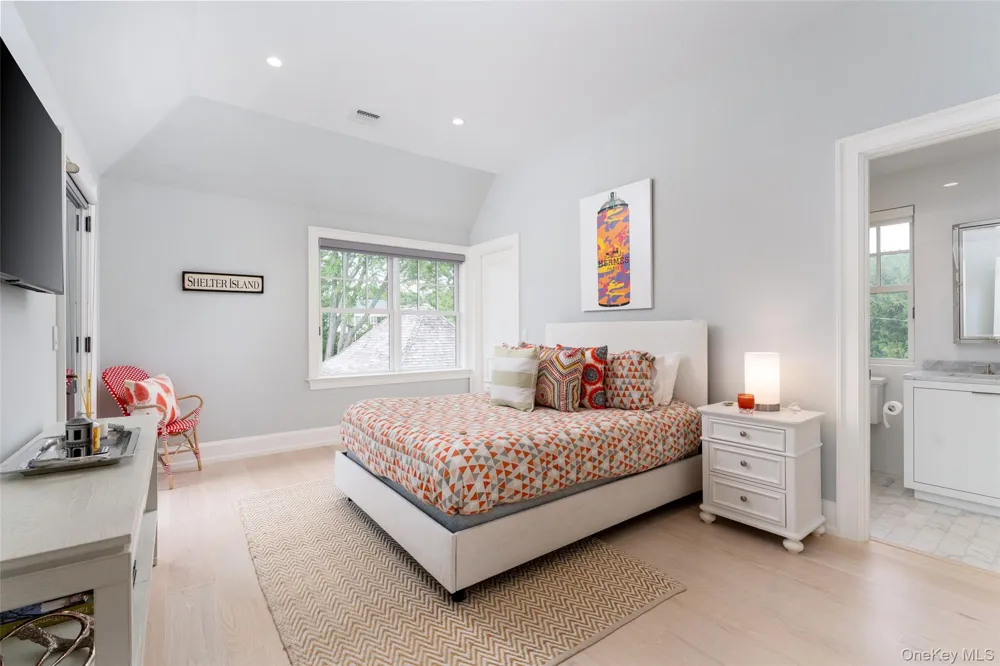 65 Middle Pond Road Southampton, NY 11968
