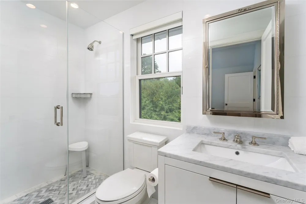 65 Middle Pond Road Southampton, NY 11968