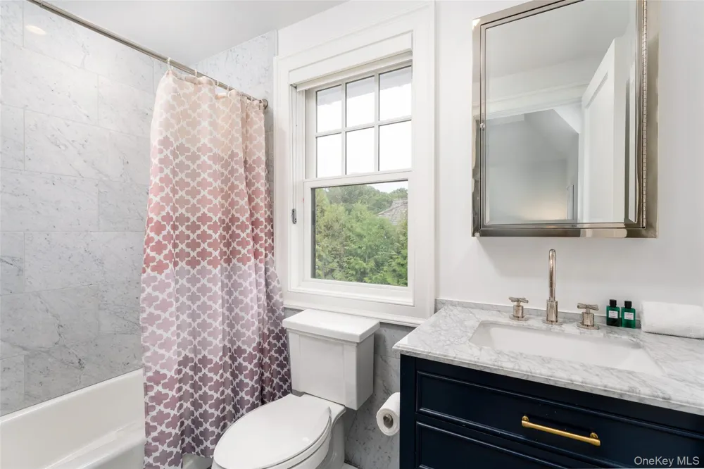 65 Middle Pond Road Southampton, NY 11968