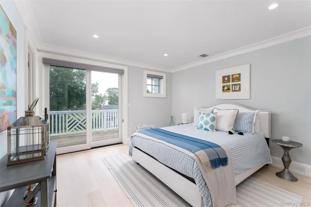 65 Middle Pond Road Southampton, NY 11968