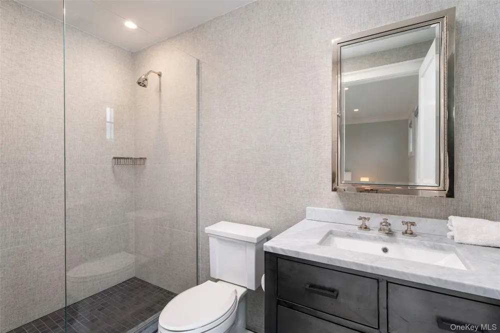65 Middle Pond Road Southampton, NY 11968
