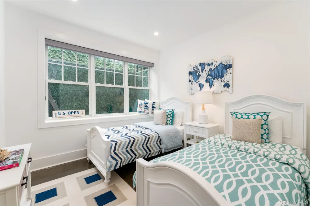 65 Middle Pond Road Southampton, NY 11968