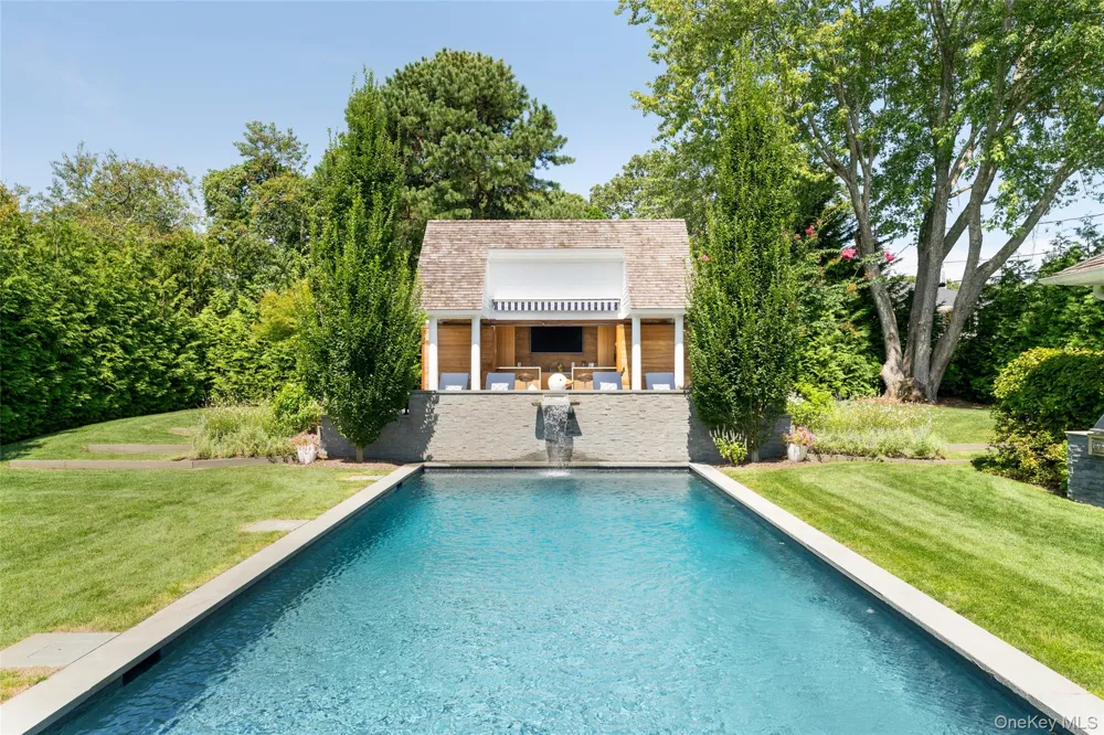 65 Middle Pond Road Southampton, NY 11968