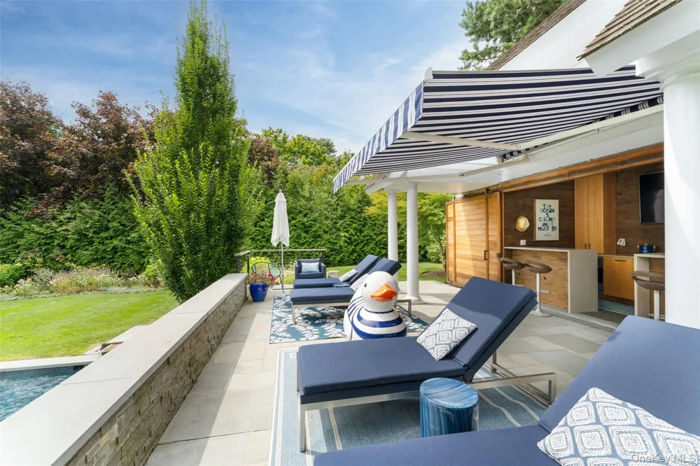 65 Middle Pond Road Southampton, NY 11968