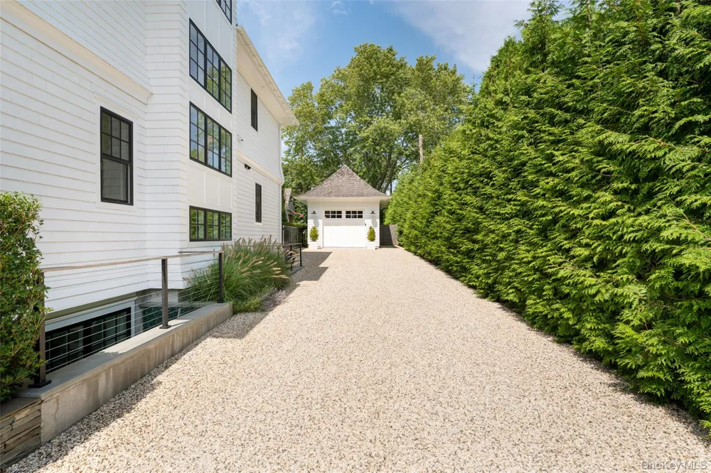 65 Middle Pond Road Southampton, NY 11968