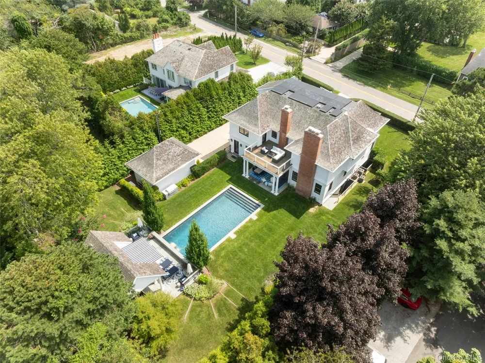 65 Middle Pond Road Southampton, NY 11968