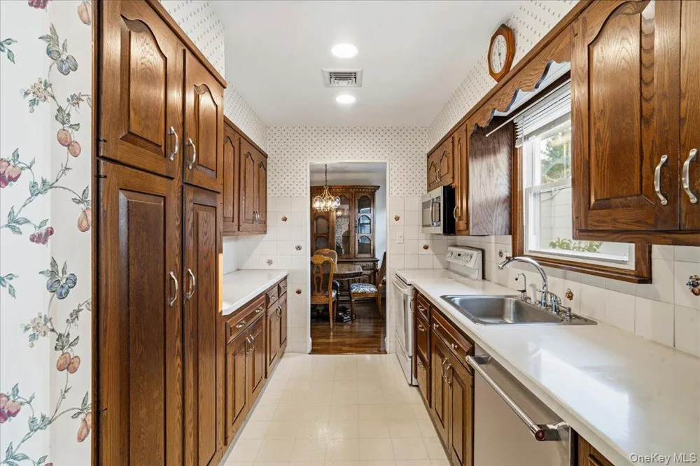 1426 MEADOW LANE Seaford, NY 11783
