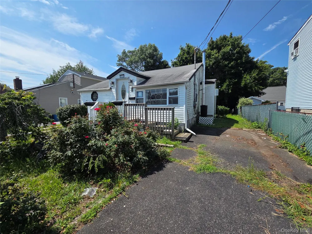 533 S 8th Street Lindenhurst, NY 11757