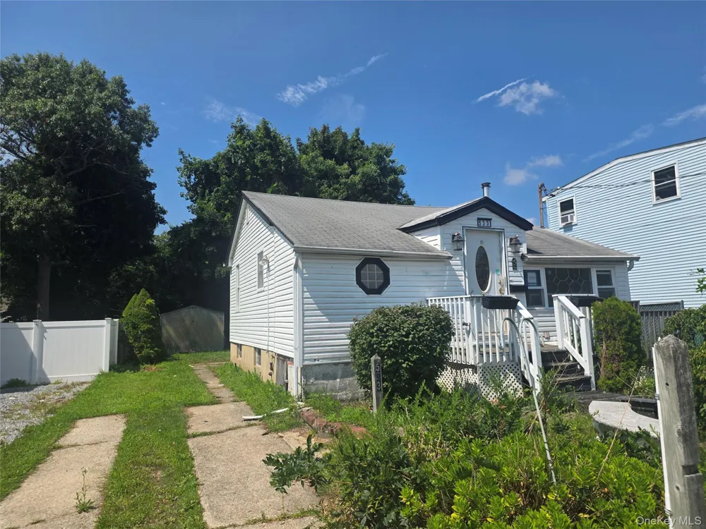 533 S 8th Street Lindenhurst, NY 11757
