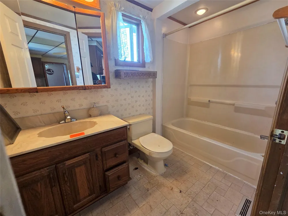 533 S 8th Street Lindenhurst, NY 11757