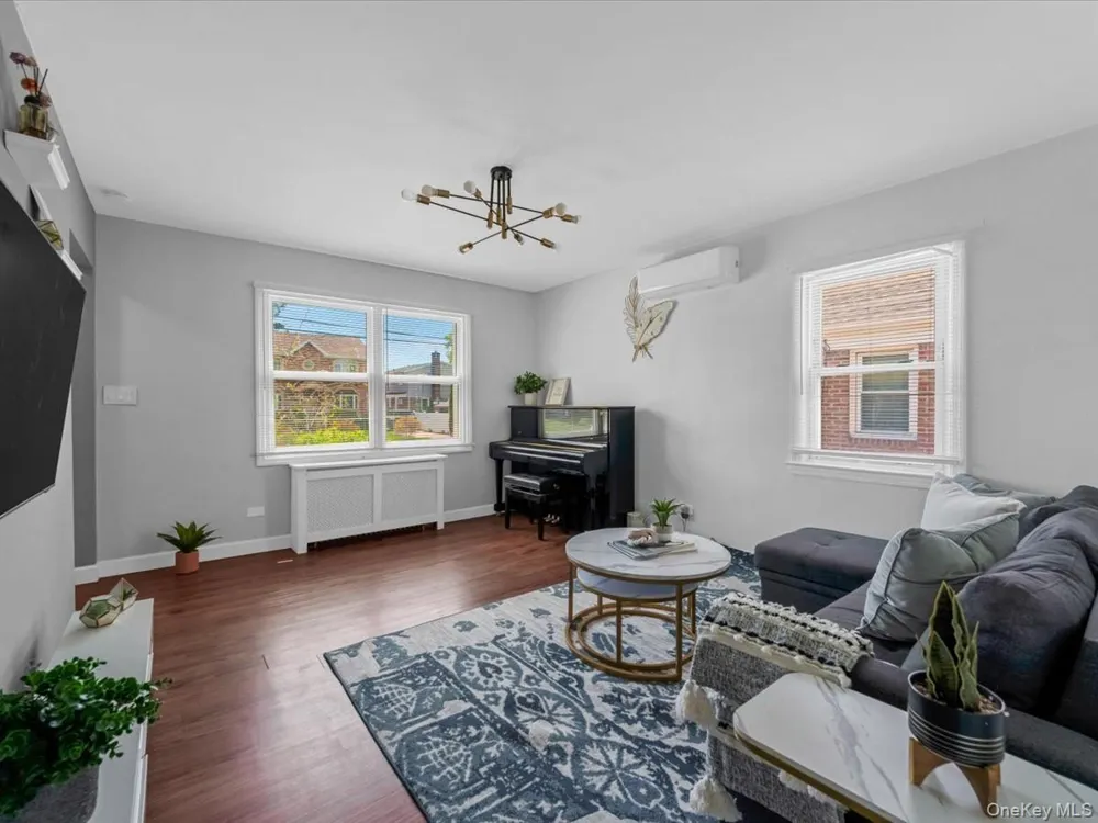 35 79th Avenue New Hyde Park, NY 11040