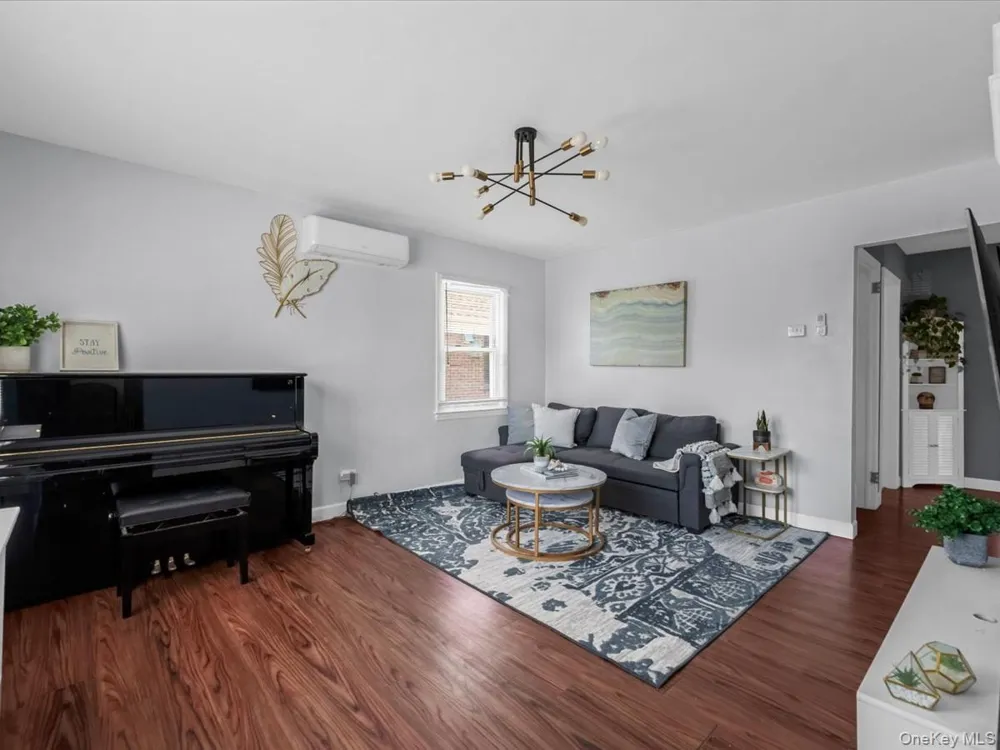 35 79th Avenue New Hyde Park, NY 11040