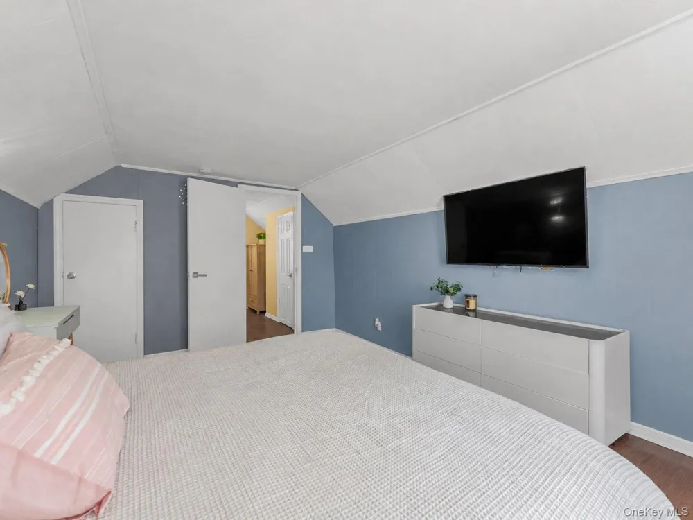 35 79th Avenue New Hyde Park, NY 11040