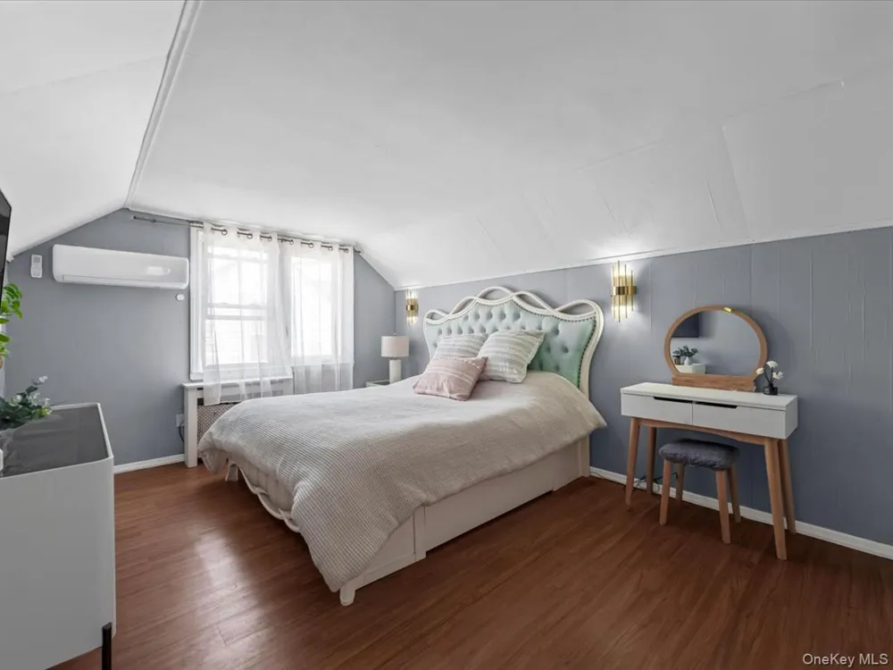 35 79th Avenue New Hyde Park, NY 11040