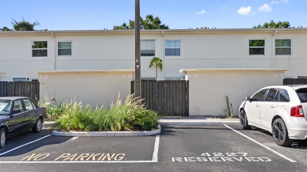 4227 LA PALMA COURT Tampa, FL 33611