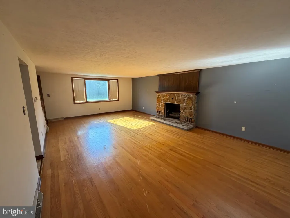 2403 FAIRVEIW Berkeley Springs, WV 25411