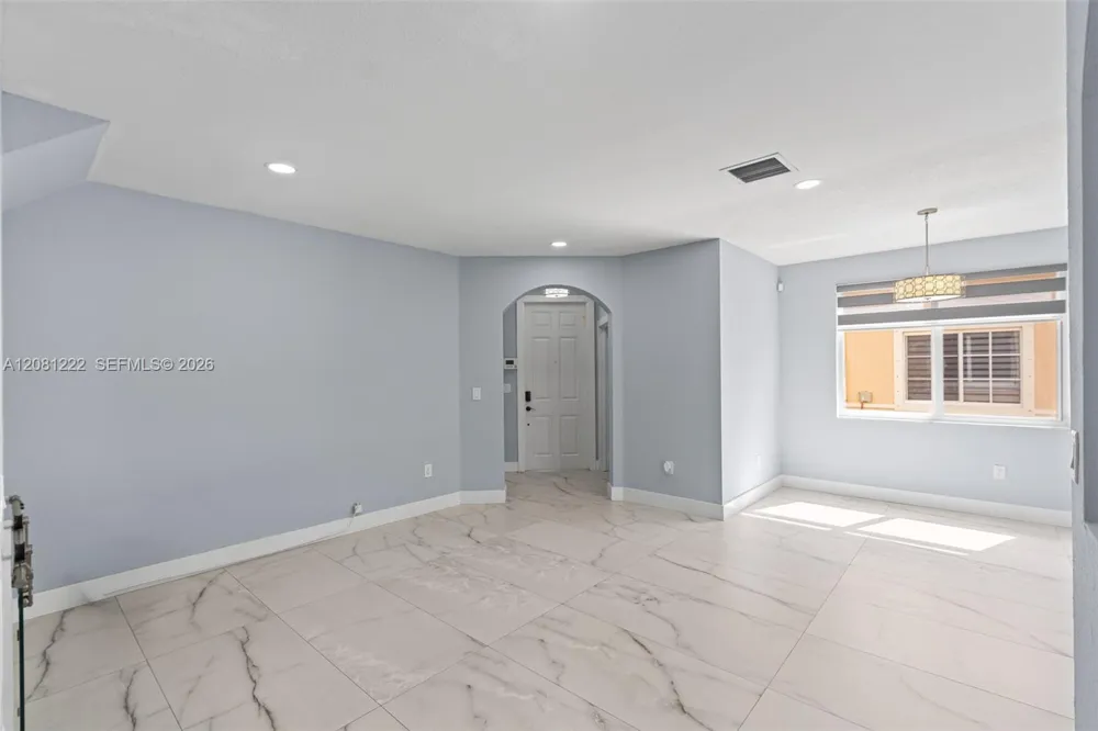 16570 SW 70th St Miami, FL 33193