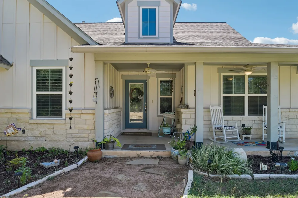 596 Pleasant Grove Loop Elgin, TX 78621