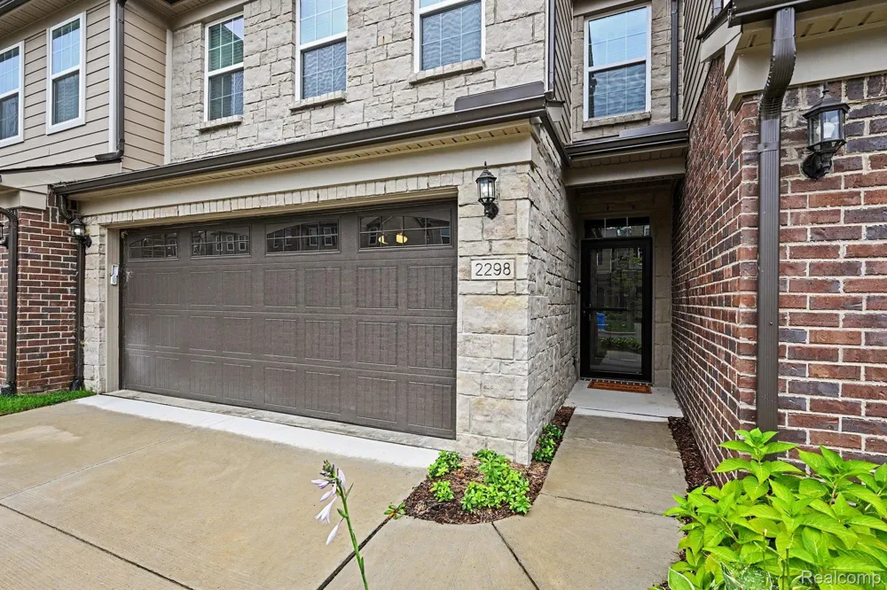 2298 Addison Circle Commerce Charter Township, MI 48390