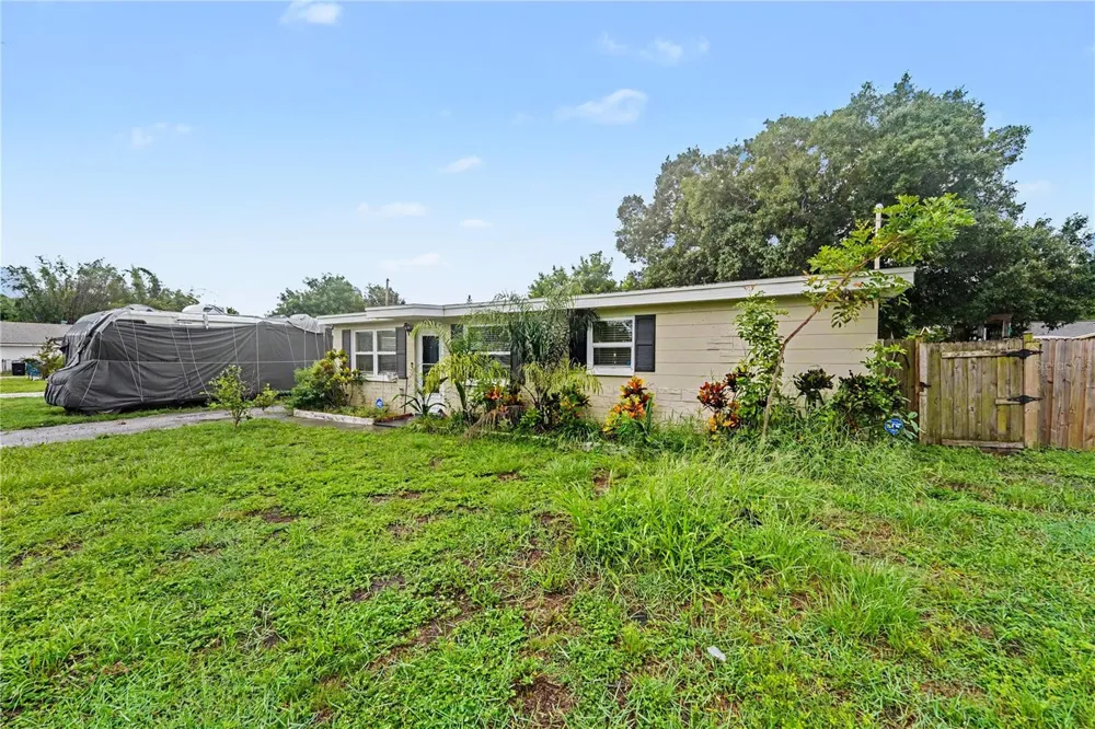 8490 92ND TER Seminole, FL 33777