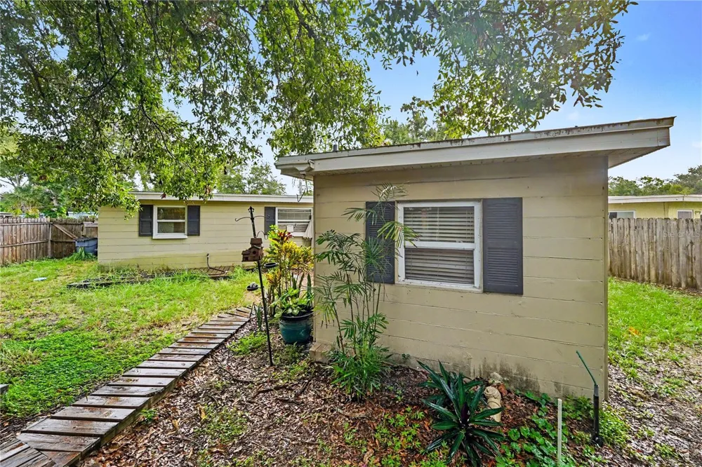 8490 92ND TER Seminole, FL 33777