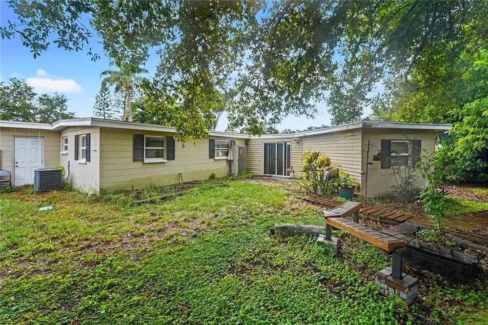 8490 92ND TER Seminole, FL 33777