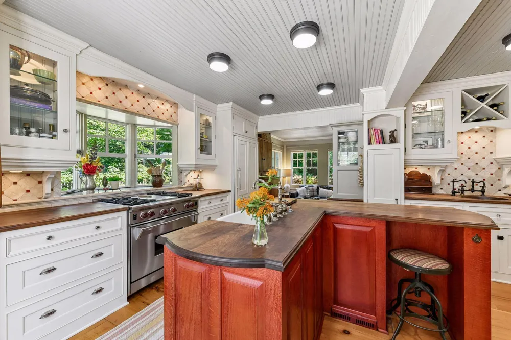 6880 Lotus Trail Chanhassen, MN 55317