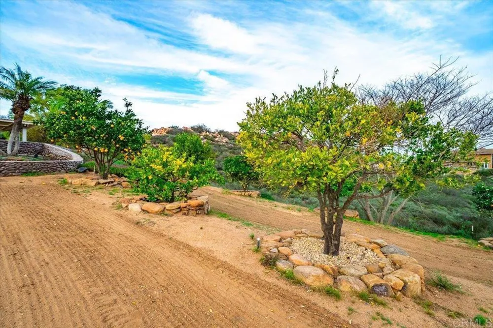 19894 Via Vista Grande Ramona, CA 92065